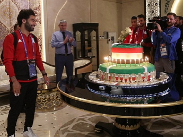 Чеченские болельщики поздравили Мохаммеда Салаха 100-килограммовым тортом с золотой бутсой