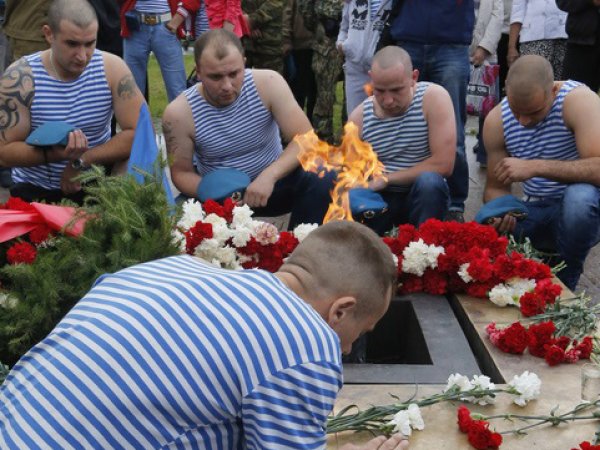 СМИ: в Пскове на кладбищах появились новые загадочные могилы десантников