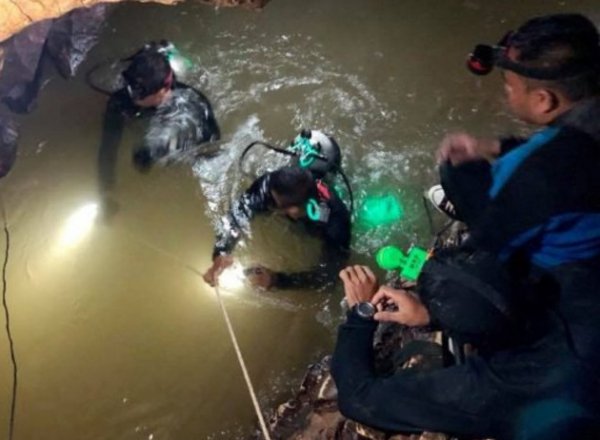 В тайской пещере, где застряли 12 детей с тренером, погиб дайвер, бывший морской котик