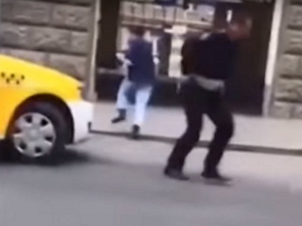Момент нападения на полицейского в Москве попал на видео