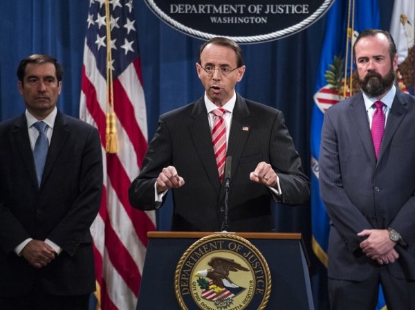 США обвинили 12 сотрудников ГРУ во вмешательстве в президентские выборы