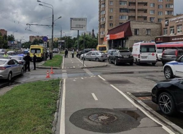 В Москве мужчина с ножом захватил заложника в магазине "Дикси"