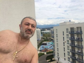 СМИ узнали жуткие подробности о личности отца, убитого тремя дочерьми. Девушкам грозит пожизненное СМИ узнали жуткие подробности о личности отца, убитого тремя дочерьми. Девушкам грозит пожизненное