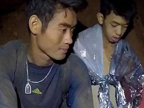 СМИ рассказали, как тренер-монах помог выжить детям в затопленной пещере в Таиланде