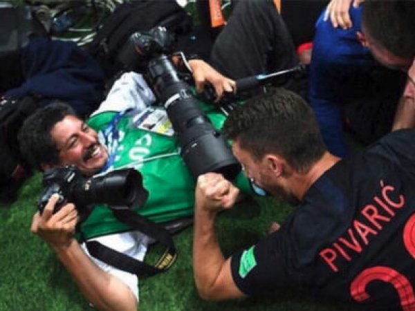 Придавленный беснующимися хорватскими футболистами фотограф подарил миру уникальные фото