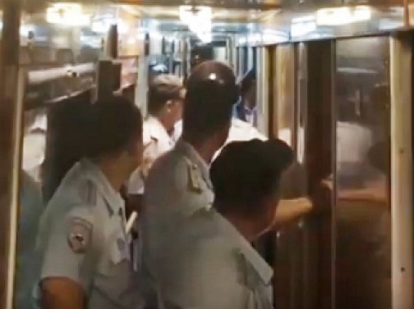 Появилось видео спецпоезда из Сочи с «утрамбованными» в вагоне полицейскими