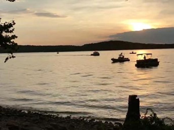 Крушение лодки с туристами на озере в США засняли очевидцы: погибли 11 человек