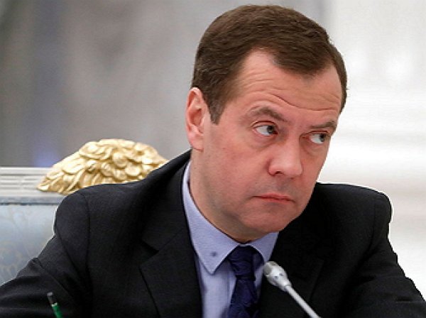 На Медведева подали в суд за превышение полномочий