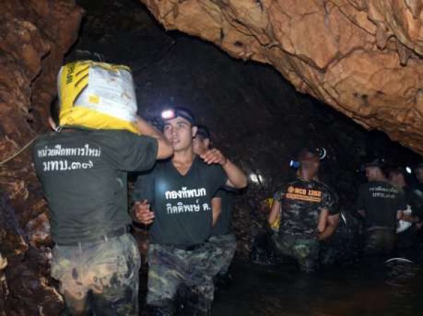 В Таиланде из затопленной пещеры спасли 8 детей: они госпитализированы с инфекцией