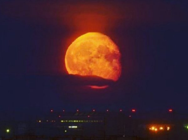Лунное затмение 2018: фото и видео стали темой №1 в соцсетях