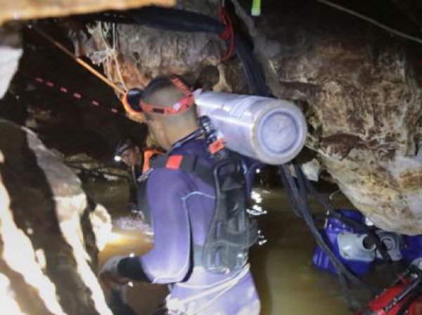 В Таиланде из затопленной пещеры спасли всех детей и тренера