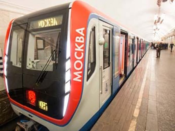 В московском метро пассажир погиб, пытаясь съехать по перилам лестницы