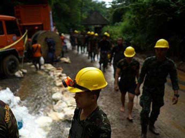 Запертая в подводной пещере Таиланда группа школьников может погибнуть