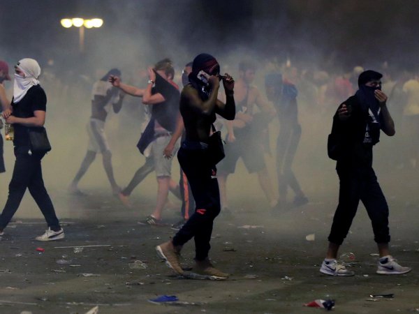 Во Франции бурное празднование победы на ЧМ переросло в беспорядки со слезоточивым газом