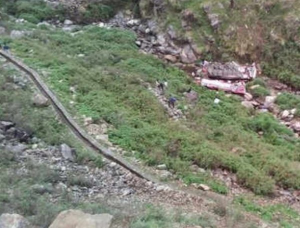 В Индии 44 человек погибли при падении автобуса в ущелье