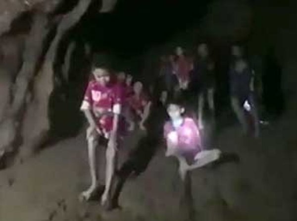 Пропавших и найденных детей в затопленной пещере Таиланда попросили посидеть там еще 4 месяца