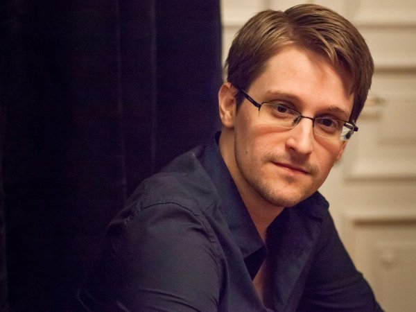 "Проблема в правительстве, а не в людях": Сноуден рассказал о бессилии россиян и о своей жизни в РФ
