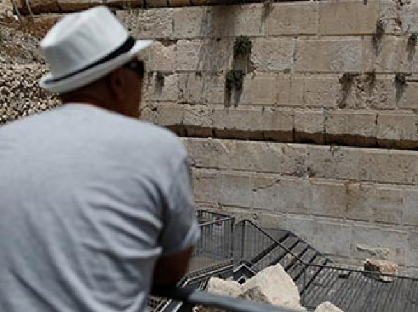 Из Стены плача в Иерусалиме вывалился камень весом в центнер: люди чудом спаслись