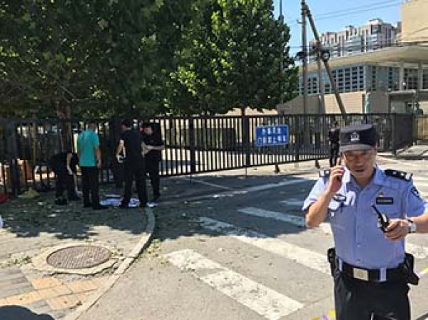 Женщина попыталась взорвать себя у посольства США в Пекине