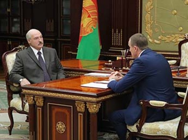 Лукашенко впервые после слухов об инсульте появился на публике