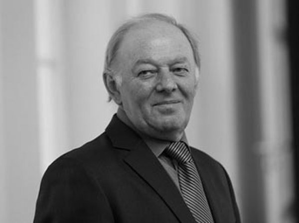 Находившийся под следствием замдиректора музея "Петергоф" умер в Петербурге