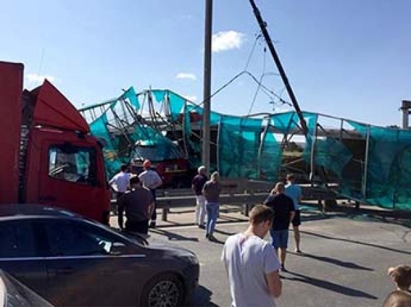 На Ярославском шоссе под Москвой грузовик снес надземный переход: движение парализовано