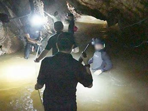 Илон Маск лично спустился в затопленную пещеру с детьми в Таиланде