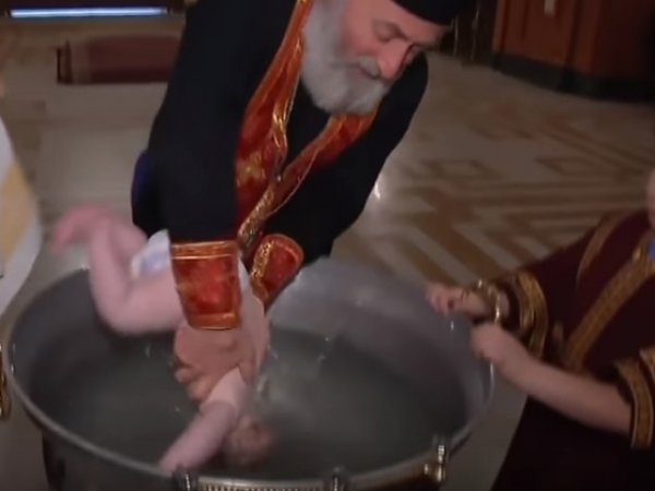 Видео жуткого крещения младенцев в Грузии напугало соцсети