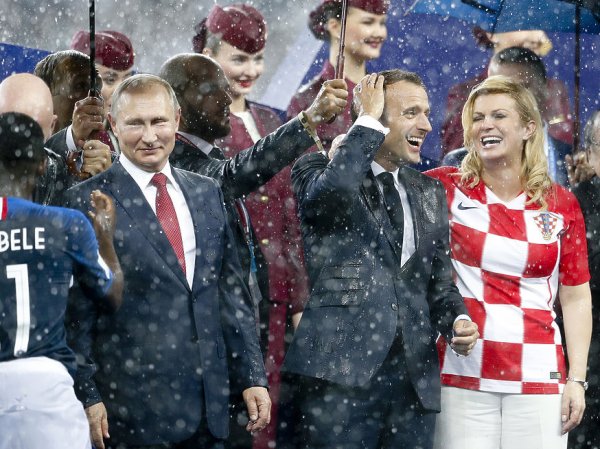 На награждении победителей ЧМ во время ливня зонт принесли только Путину