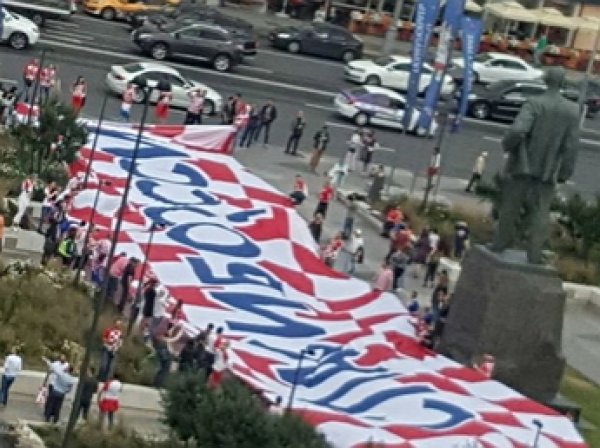 СМИ: примиряющий баннер "Спасибо Россия" сделали не хорватские болельщики