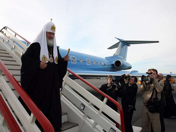 В РПЦ объяснили, откуда у патриарха Кирилла частный самолет