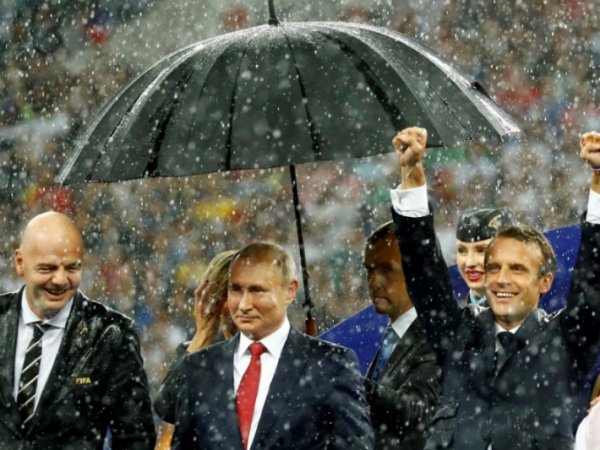 В Кремле заступились за "зонт Путина" во время награждения на ЧМ и объяснили, почему так произошло