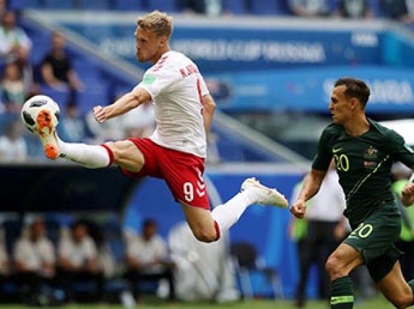 ФИФА оштрафовала Данию за баннер о большой груди