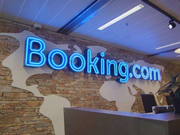 Россиянин обвинил Booking.com в передаче данных банковской карты владельцам отелей