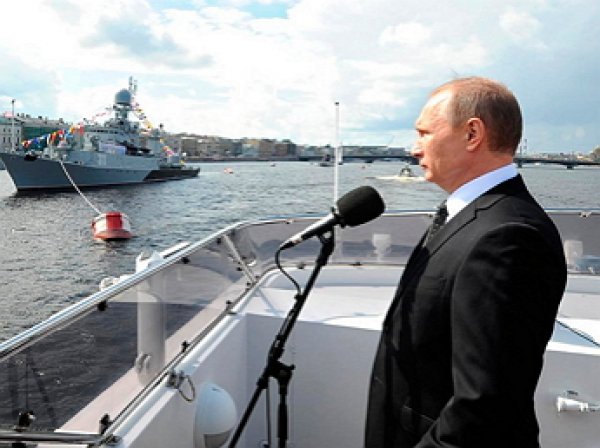 Путин принял главный военно-морской парад в Санкт-Петербурге