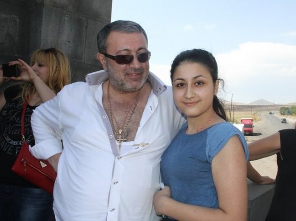 Сестры Хачатурян фиксировали побои от отца на телефон: опубликованы фото