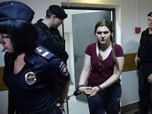 СКР попросил отпустить обвиняемых в экстремизме Павликову и Дубовик под домашний арест