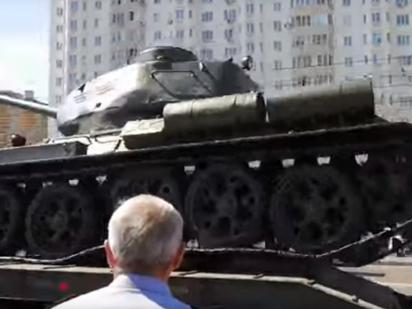 В Курске после парада перевернулся танк Т-34: опубликовано видео