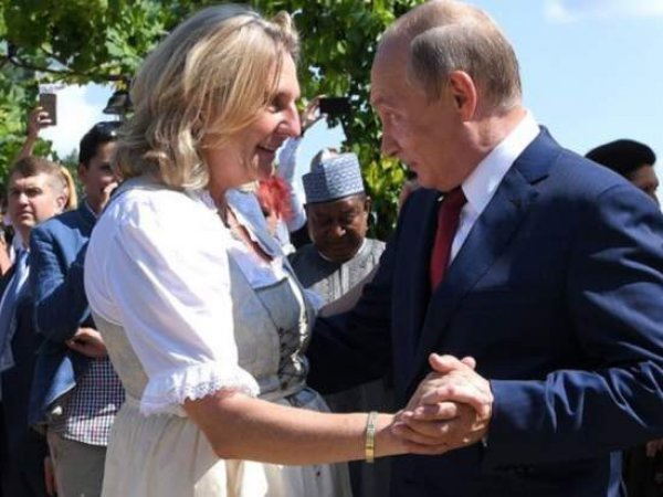 На YouTube появилось видео танца Путина и главы МИД Австрии на свадьбе