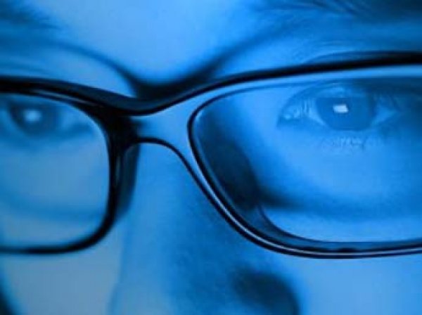 Ученые выяснили, чем опасен для зрения свет от мобильных телефонов