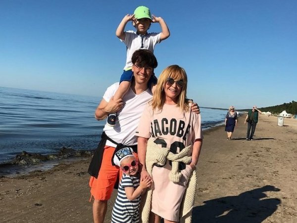 СМИ: Пугачева и Галкин с детьми получают вид на жительство в Европе