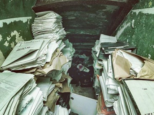 Блогерша нашла в заброшенном отделении МВД и УФМС кипы документов россиян
