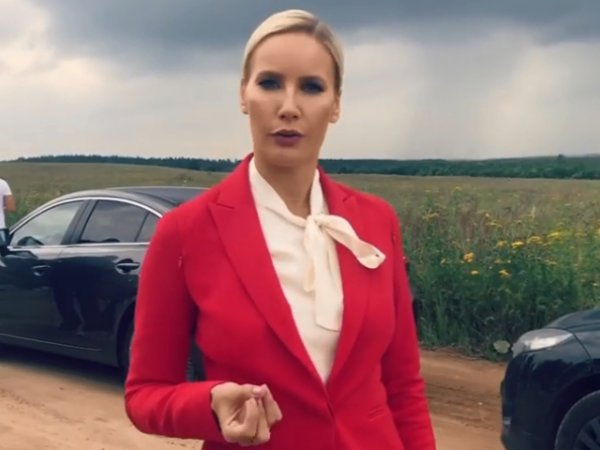 Лена Летучая "с мужиком под платьем" спровоцировала споры в соцсетях
