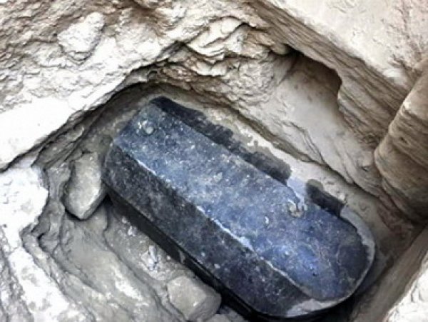 Ученые выяснили, кого захоронили в загадочном чёрном саркофаге