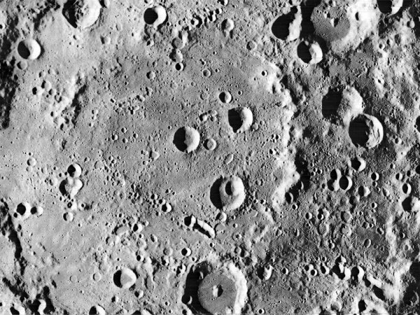 Два метеорита упали на Луну за сутки