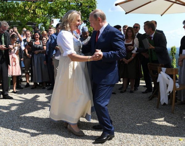 Путин опоздал на свадьбу главы МИД Австрии, но станцевал с невестой