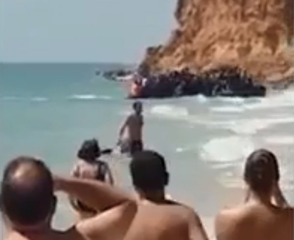 В Испании полсотни мигрантов на лодке "взяли штурмом" курортный пляж