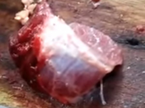 На YouTube опубликовали видео, как отрезанный кусок мяса стал двигаться сам по себе