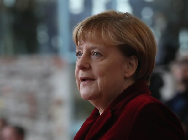 Меркель в бинокль посмотрела на российских военных из Грузии и стала мемом в Сети