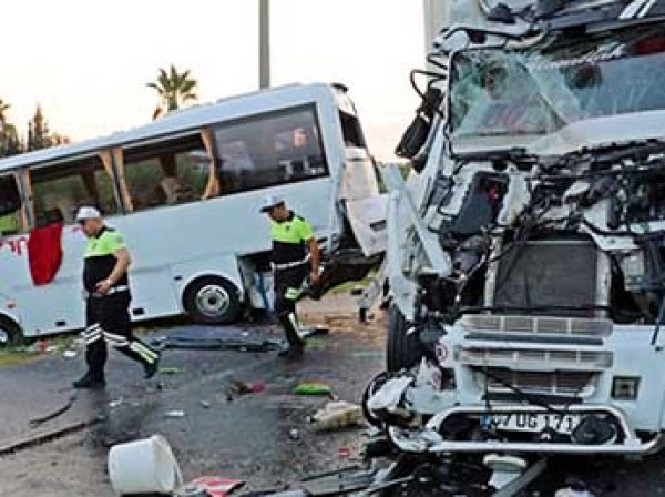 Автобус с российскими туристами упал в канал в турецкой Анталье: 11 пострадавших
